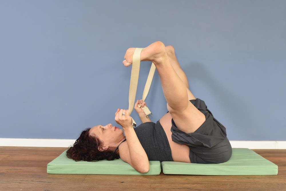 מתיחת 2 רגליים בפישוק עם רצועה