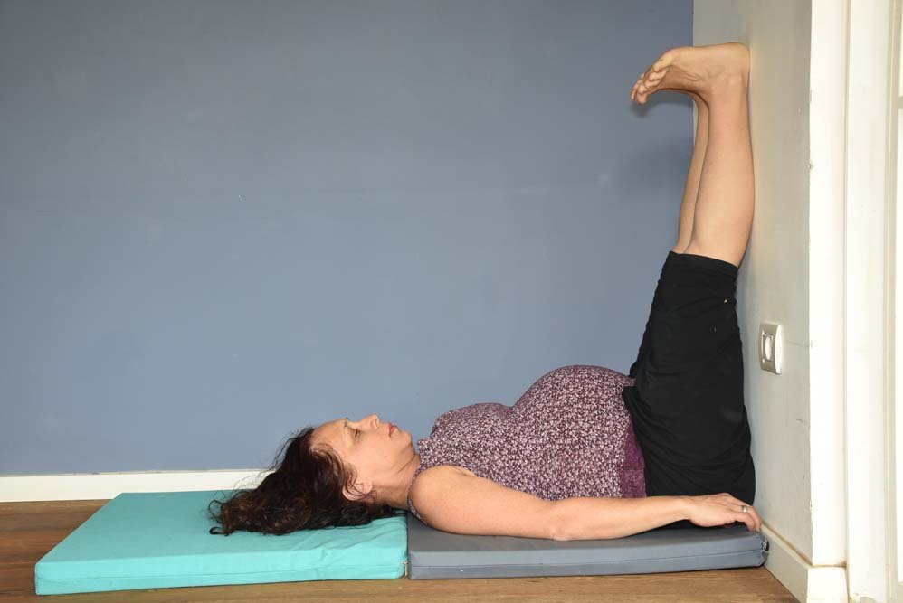 מתיחת רגלים על קיר בהיריון