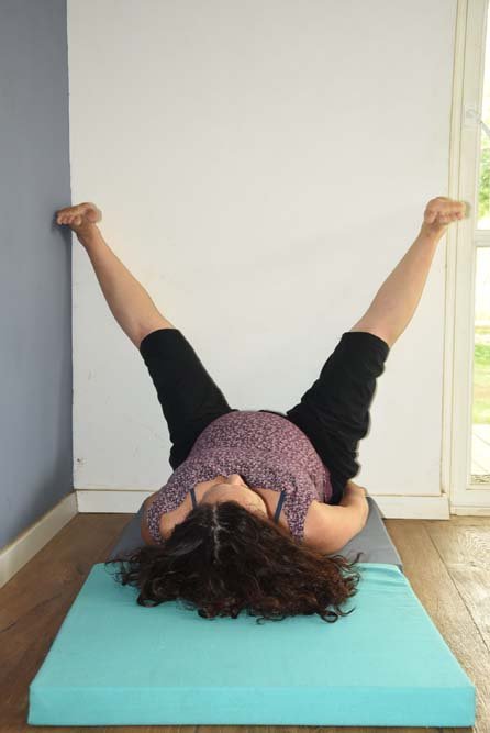 הרמת רגליים על קיר בפישוק להחזר דם תוך ורידי