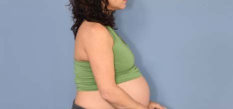 ידיים על ברכיים בישיבה נוחה